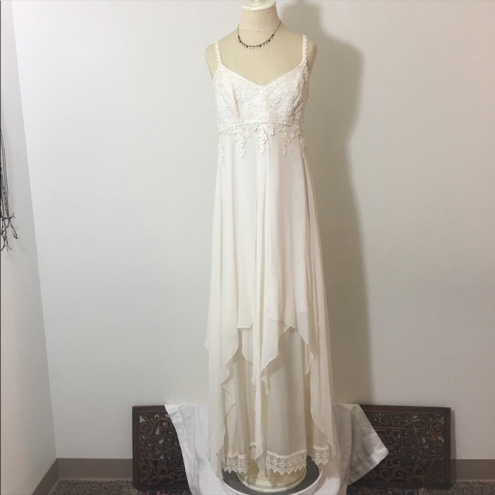 Gorgeous ivory silk chiffon Wedding Gown 
 exquisite attention to detailings